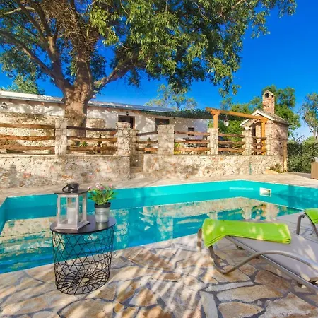 Vikendica Luxury House Ivan With 4 Bedrooms Divojevici
