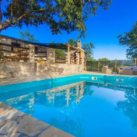 Vikendica Luxury House Ivan With 4 Bedrooms Divojevici