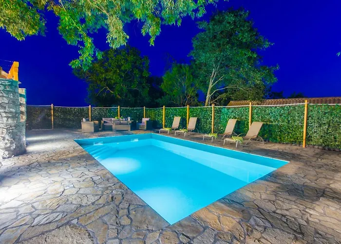 Luxury House Ivan With 4 Bedrooms Hébergement de vacances *