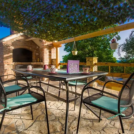 Luxury House Ivan With 4 Bedrooms בית נופש *