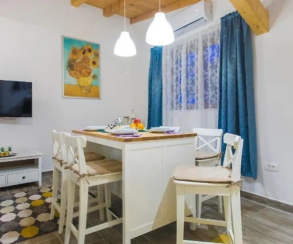 Luxury House Ivan With 4 Bedrooms بيت للعطل *