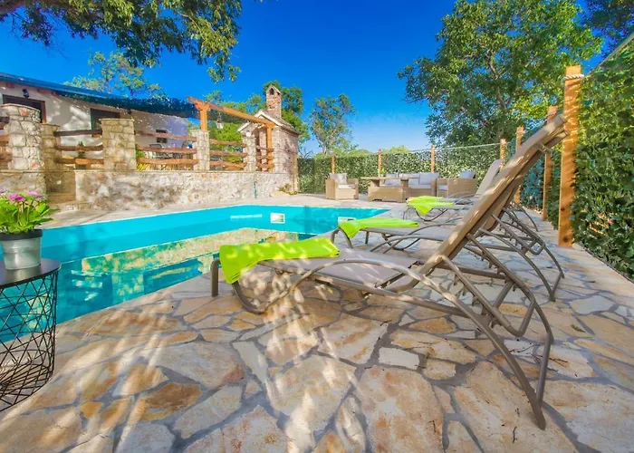 Luxury House Ivan With 4 Bedrooms بيت للعطل